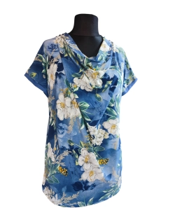 Bluzka niebieska z lejącym dekoltem typu woda - białe kwiaty